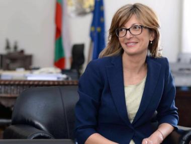 Захариева: Македония може да получи покана за членство в ЕС тази година