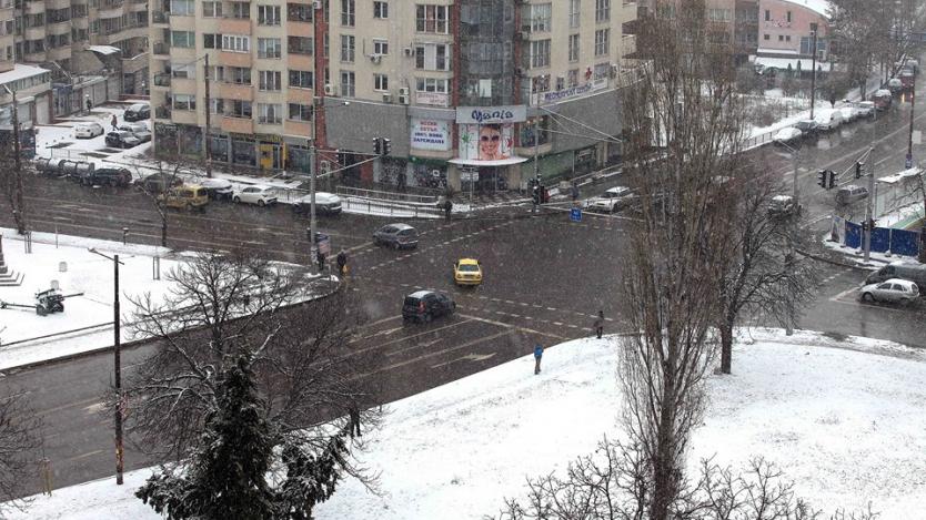 Над 140 снегорина почистват София