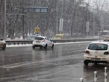 Силен вятър и снеговалежи се очакват в цялата страна