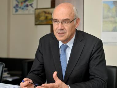 Няма основание за скок в цената на тока за бита, смята КЕВР