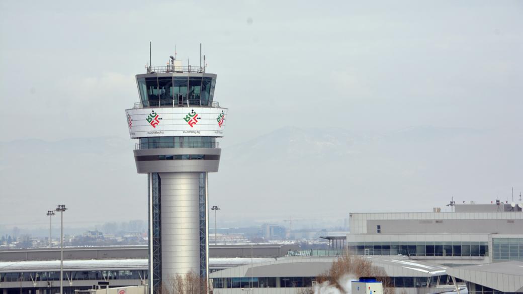 Контролната кула на Летище София с логото на Българското председателство