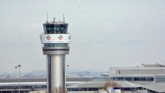 Контролната кула на Летище София с логото на Българското председателство