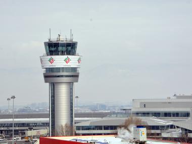 Контролната кула на Летище София с логото на Българското председателство