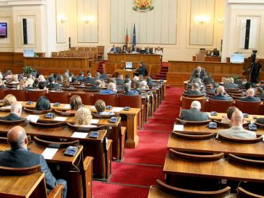 Правителството очаквано оцеля след вота на недоверие