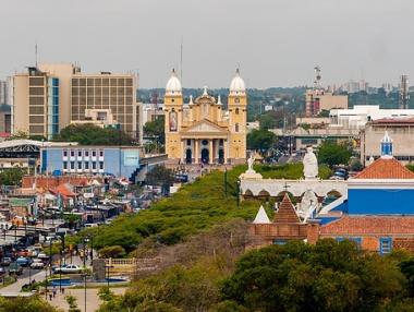 Икономиката на Венецуела се стопи наполовина от 2013 г. насам