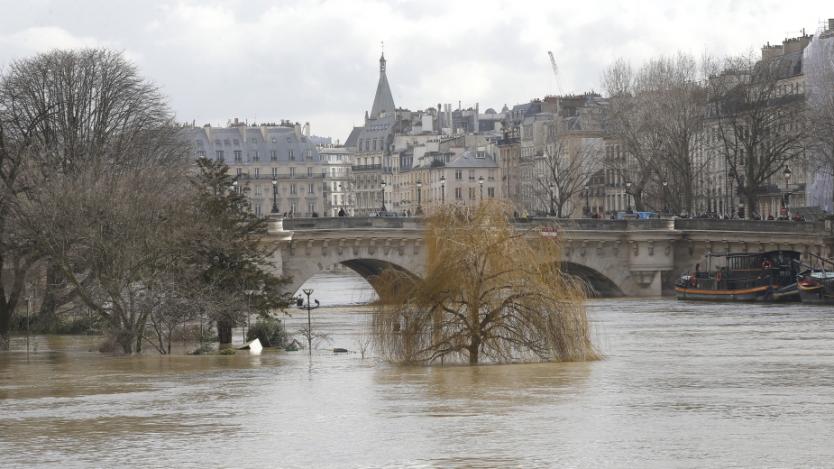 Затварят улици и тунели в Париж заради наводненията