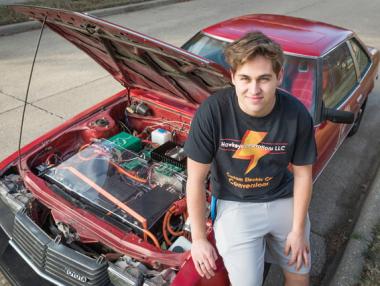 Адам Лансинг – момчето, което преобразува стара Toyota в работещ електромобил