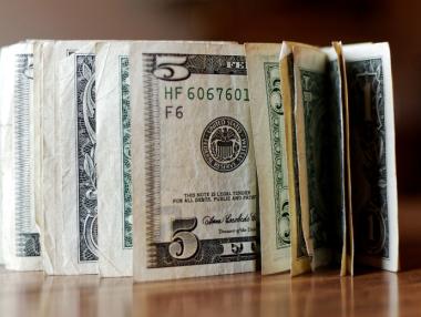 Доларът остана под натиск