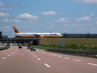 Летището, което минава над магистрала