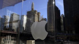 Властите в САЩ погнаха Apple за забавянето на старите iPhone модели