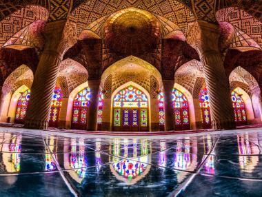 5 сгради с невероятно красиви стъклени мозайки