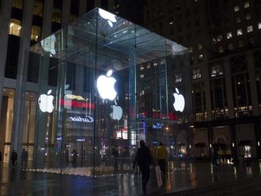 Продажбите на iPhone намаляват, но Apple успя да зарадва инвеститорите