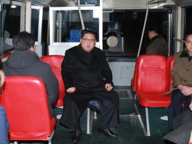 Ким Чен-ун и съпругата му тестваха нов тролей в Пхенян (снимка)