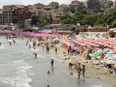 Почти половината българи почиват в родни курорти