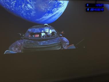 Tesla направи първата си космическа обиколка с мегамощна ракета