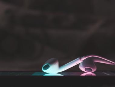 ЕК ще проучва придобиването на Shazam от Apple