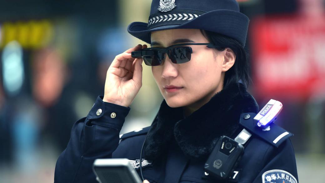 Китайската полиция използва смарт очила за справяне с престъпността