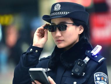 Китайската полиция използва смарт очила за справяне с престъпността