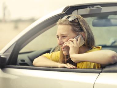 Франция ще глобява шофьори за използване на смартфон и в спряло положение