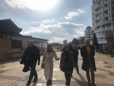 Ангелкова: Няма да се блъскаме с щендери и стока по плажа