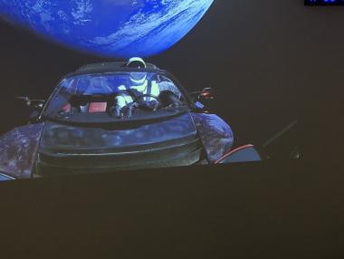 Ето защо на таблото на Falcon Heavy пише „Не се паникьосвай“