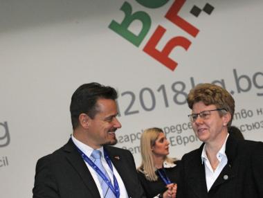 Правителството реши да извозва евроделегатите и с автобуси