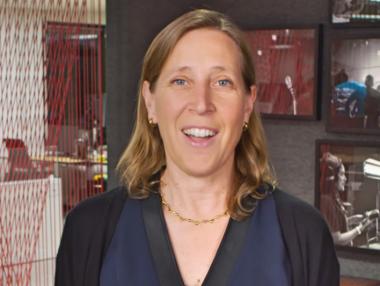 Шефът на YouTube посъветва Facebook да се върне към бебешките снимки