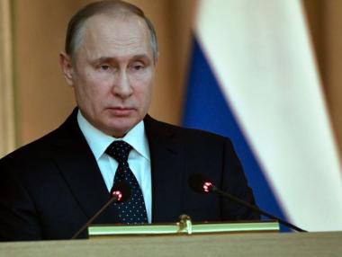 Минимална кампания  на Владимир Путин  месец преди президентския вот