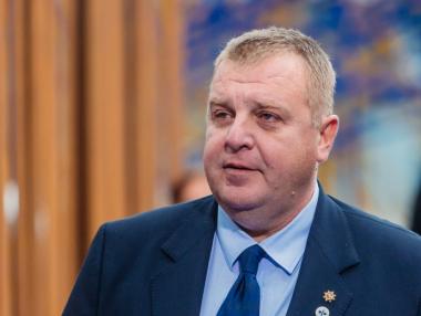 Каракачанов: 27 години армията се модернизира на парче