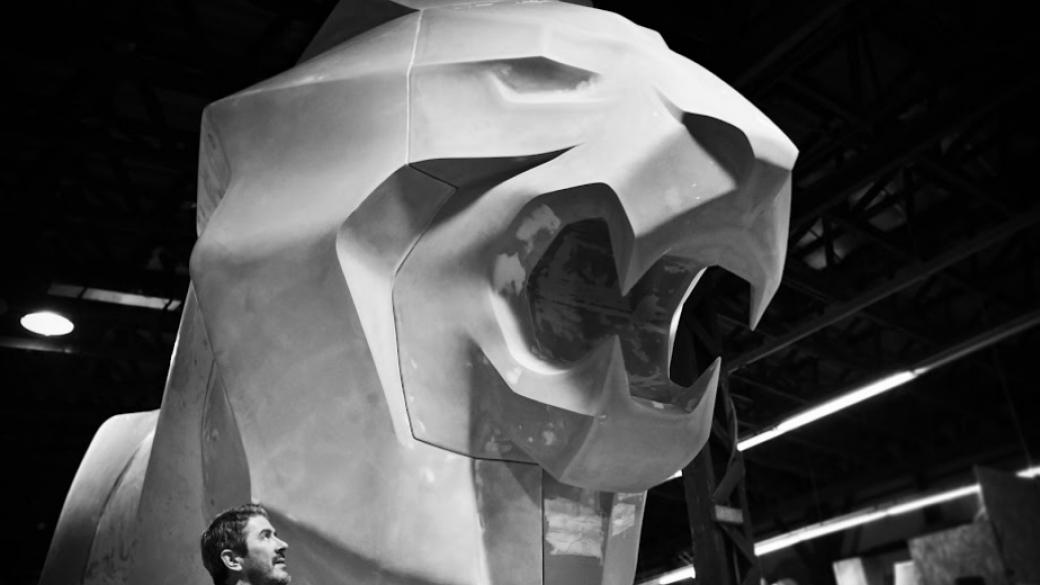 PEUGEOT показва скулптура на лъв на автомобилното изложение в Женева