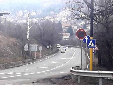 Вандали обърнаха пътните знаци при Владая