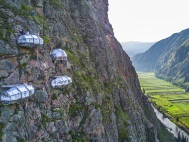 Какво е да спиш в стъклена капсула на скала 400 метра над земята