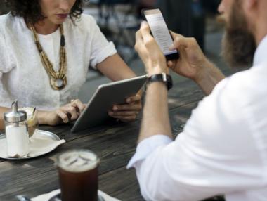 Онлайн ни свързва и дели