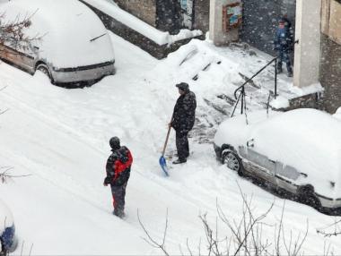 Почти 1000 училища не работят заради лошото време