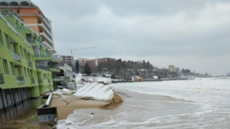 Морето „изяде“ Южния плаж в Несебър