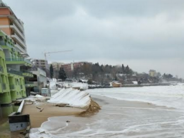 Морето „изяде“ Южния плаж в Несебър