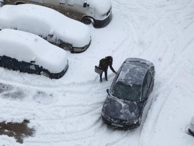 900 училища остават затворени заради лошото време