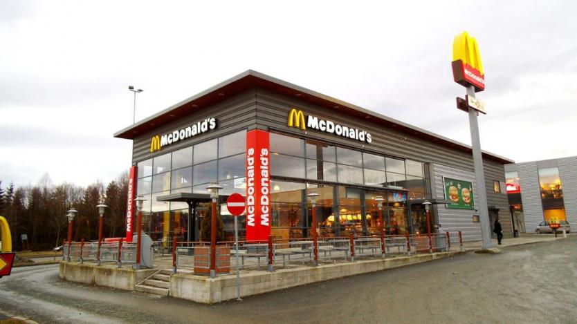 McDonald's накара 14-годишно момиче да яде на студа