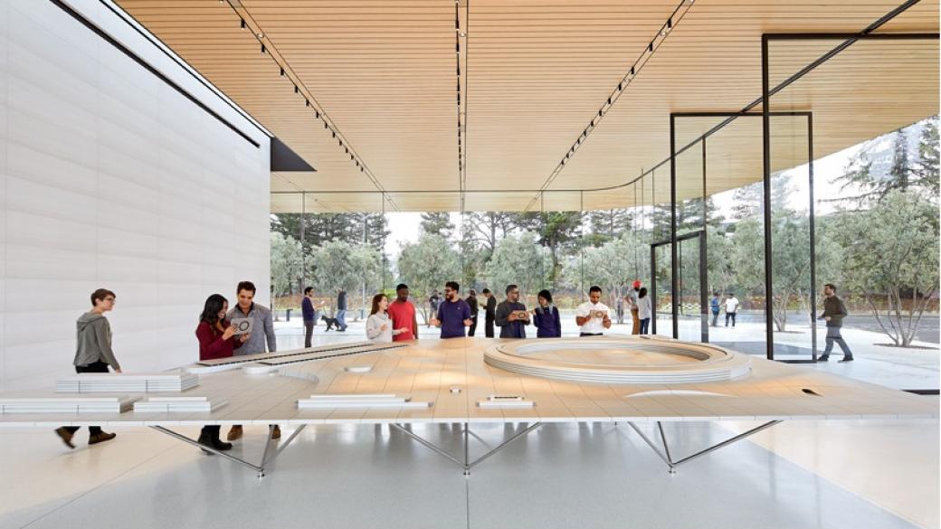 Служители на Apple продължават да се блъскат в стъклените стени на новия кампус