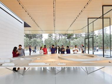 Служители на Apple продължават да се блъскат в стъклените стени на новия кампус