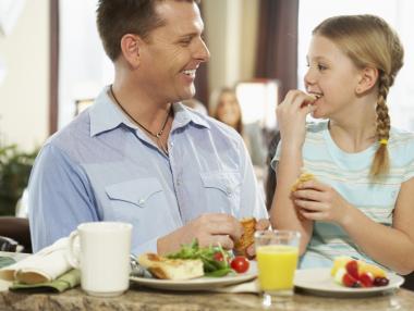 Защо бащите дават на децата повече нездравословна храна