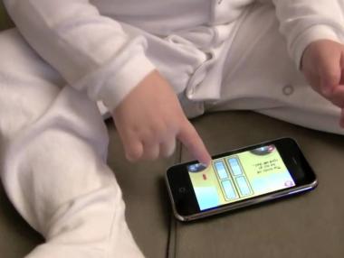 Бебе заключи iPhone за 47 години