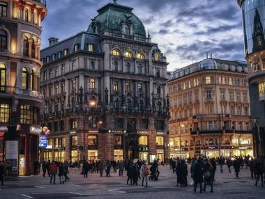 Мъж нападна с нож минувачи във Виена, рани сериозно трима