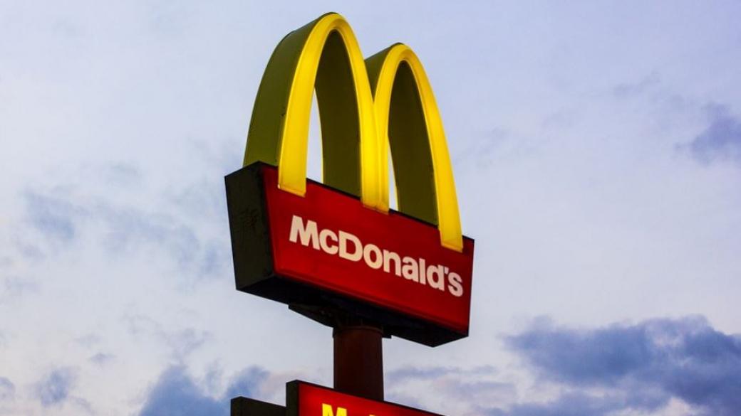 McDonald's смени логото си заради 8 март