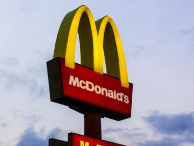 McDonald's смени логото си заради 8 март