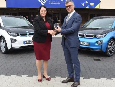 Председателството се сдоби с два електромобила BMW i3