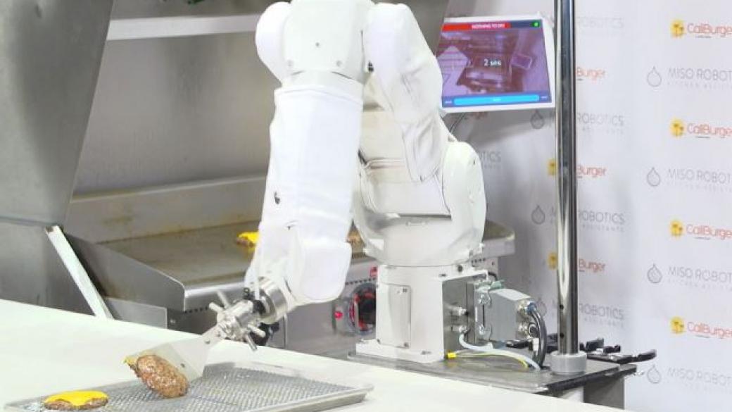 Робот прави бургери в щатски ресторант (видео)