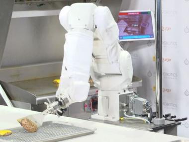 Робот прави бургери в щатски ресторант (видео)