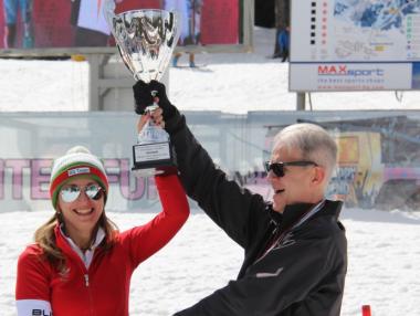 Министър Захариева показва майсторски умения по пистите в Банско