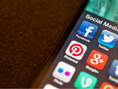 ЕК иска социалните мрежи да показват с предимство сериозните медии